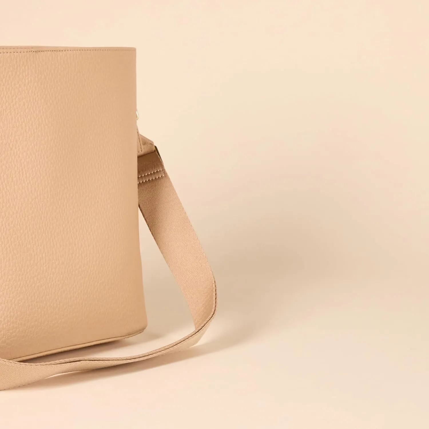 Amazon Essentials Women's Soft Bucket Bag