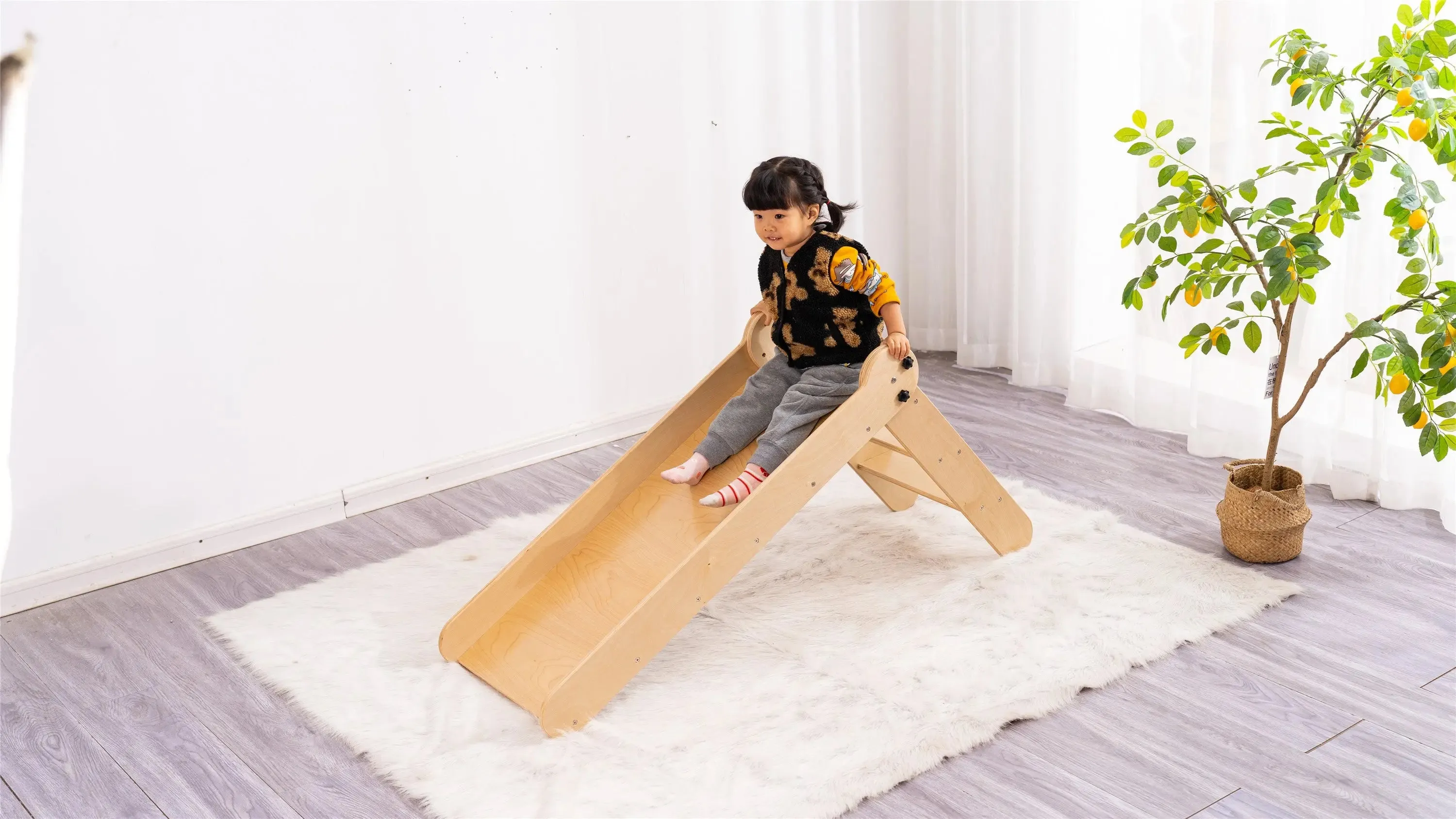 Isla Slide with Art Easel
